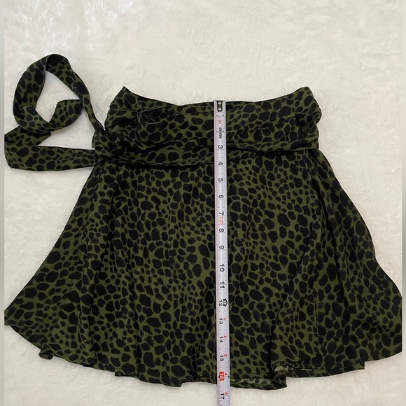 NWOT Abercrombie & Fitch Wrap Tie Mini Skirt - XS/S - Animal Print​ - Picture 2 of 8